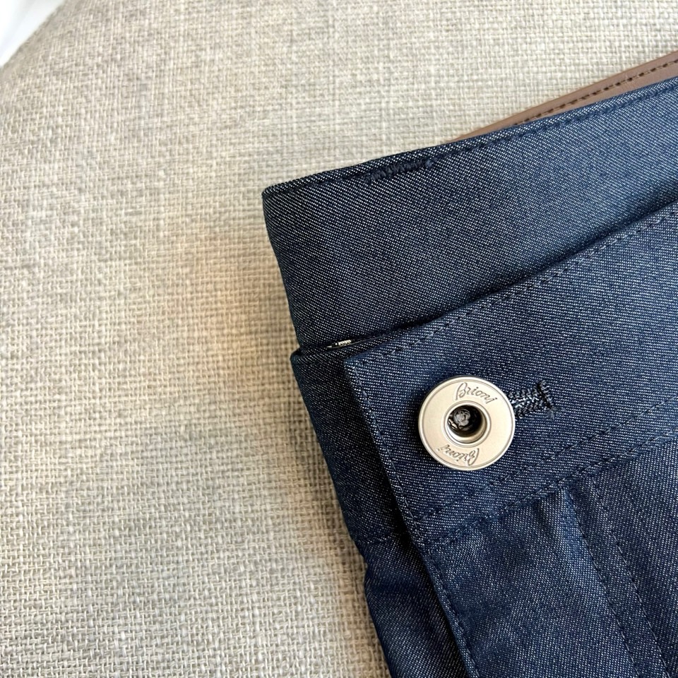 伯尔鲁帝、2026春夏重磅新品西裤，意大利原产彰显高端血统。色调沉稳百搭，经典直筒剪裁融合现代修身美学，