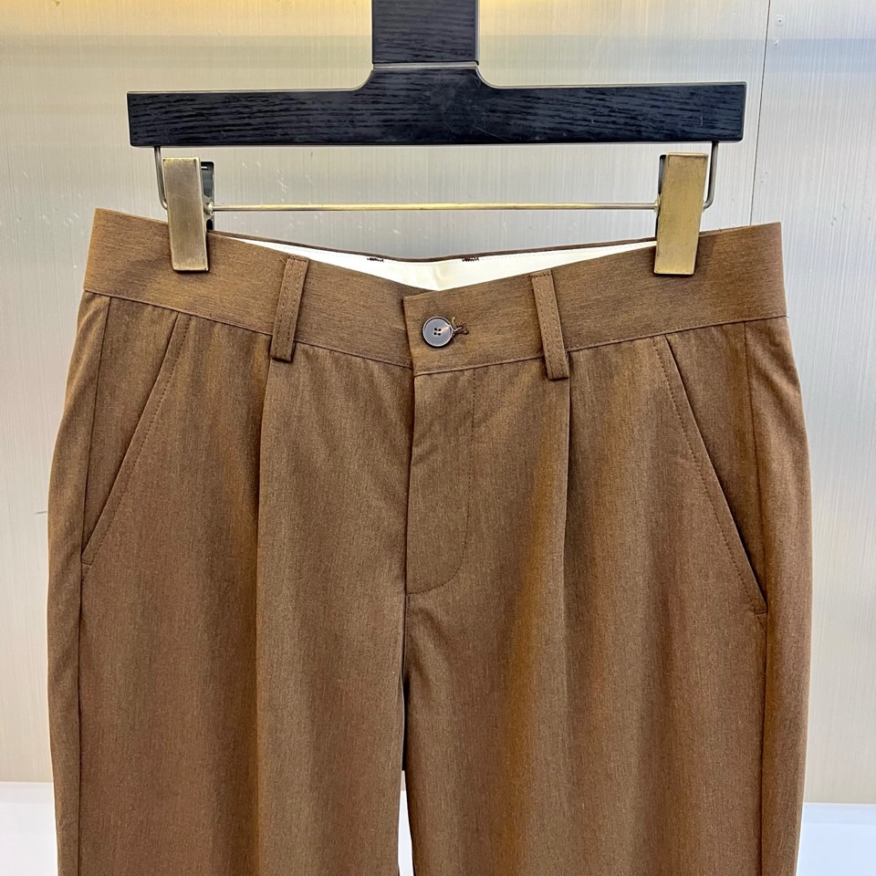 Loro Piana诺悠翩雅、2026春夏新品休闲裤，以极简剪裁邂逅意式高级感。肌理面料自带天然垂坠与微