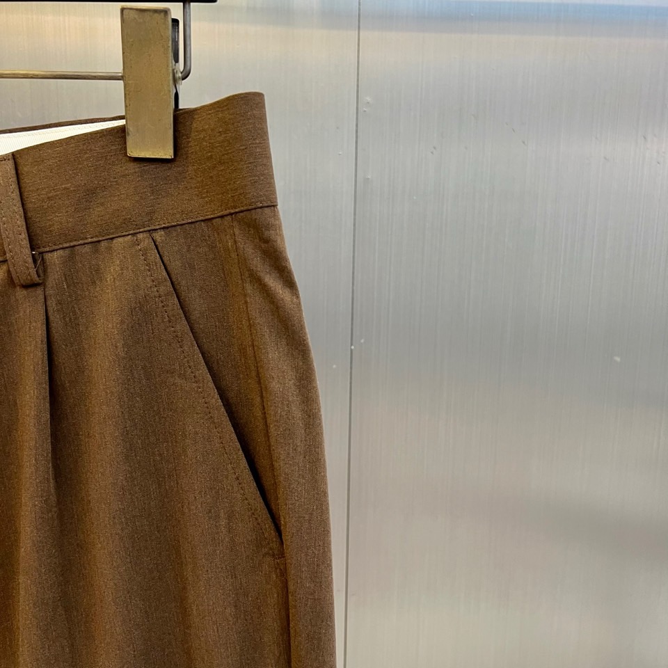 Loro Piana诺悠翩雅、2026春夏新品休闲裤，以极简剪裁邂逅意式高级感。肌理面料自带天然垂坠与微