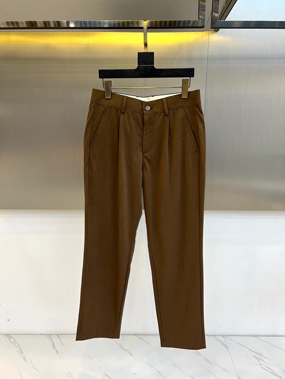 Loro Piana诺悠翩雅、2026春夏新品休闲裤，以极简剪裁邂逅意式高级感。肌理面料自带天然垂坠与微