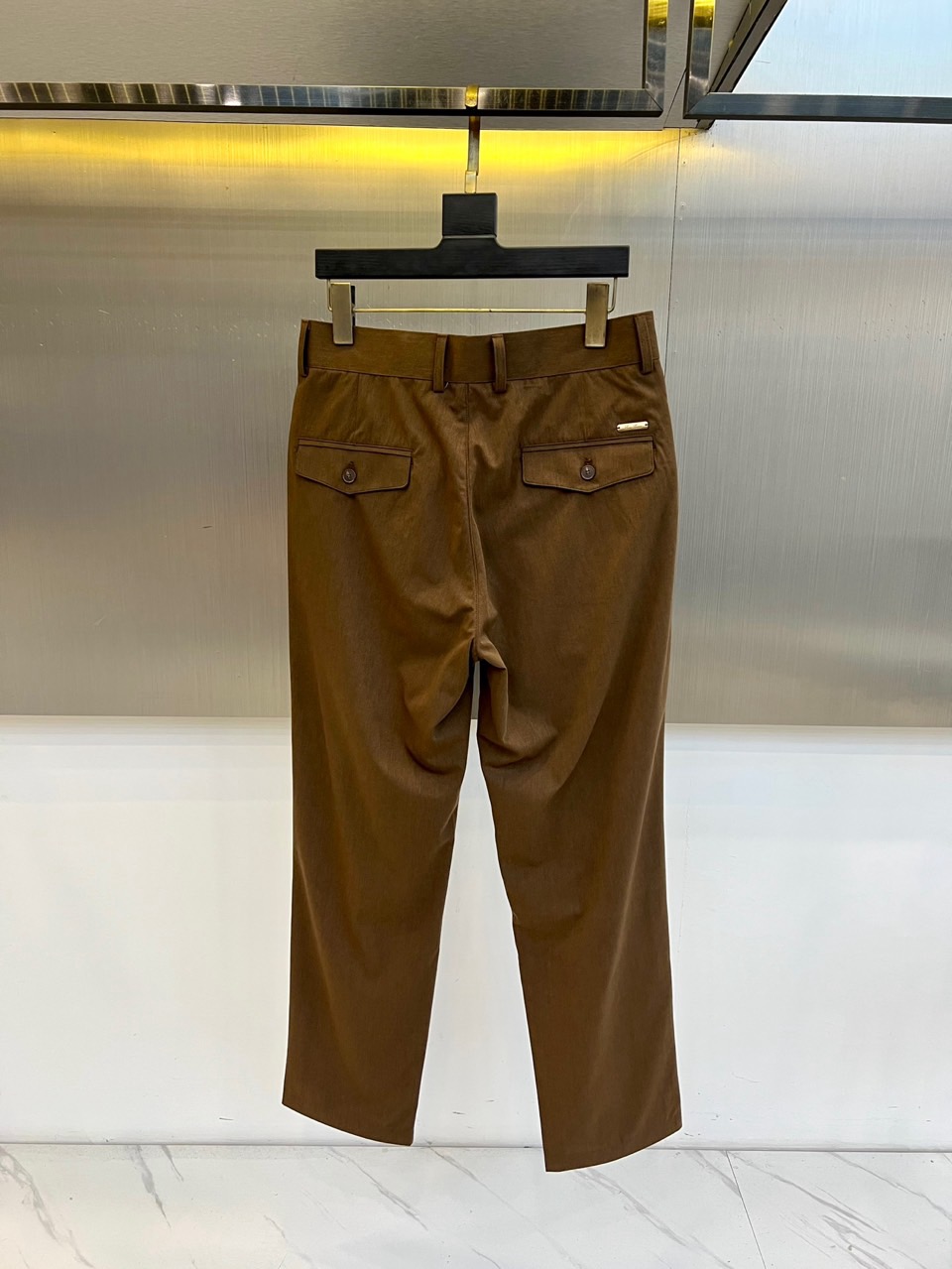 Loro Piana诺悠翩雅、2026春夏新品休闲裤，以极简剪裁邂逅意式高级感。肌理面料自带天然垂坠与微