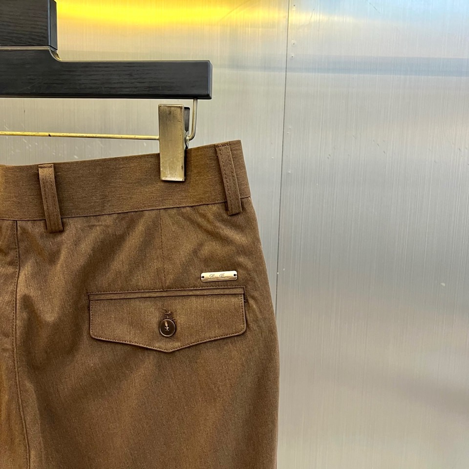 Loro Piana诺悠翩雅、2026春夏新品休闲裤，以极简剪裁邂逅意式高级感。肌理面料自带天然垂坠与微