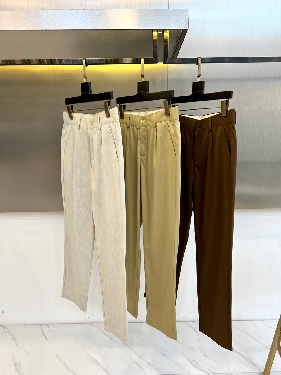 Loro Piana诺悠翩雅、2026春夏新品休闲裤，以极简剪裁邂逅意式高级感。肌理面料自带天然垂坠与微