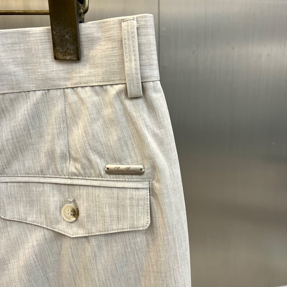 Loro Piana诺悠翩雅、2026春夏新品休闲裤，以极简剪裁邂逅意式高级感。肌理面料自带天然垂坠与微