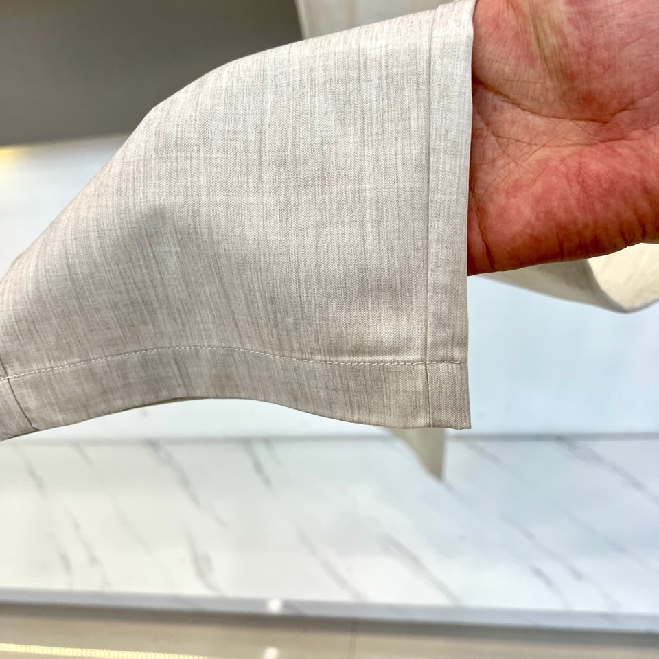 Loro Piana诺悠翩雅、2026春夏新品休闲裤，以极简剪裁邂逅意式高级感。肌理面料自带天然垂坠与微