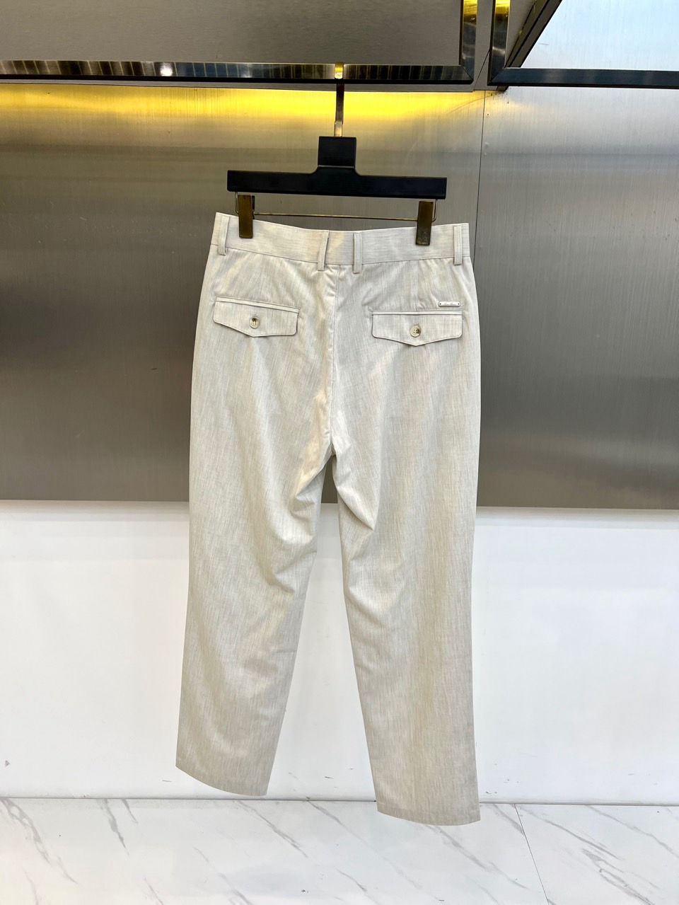 Loro Piana诺悠翩雅、2026春夏新品休闲裤，以极简剪裁邂逅意式高级感。肌理面料自带天然垂坠与微