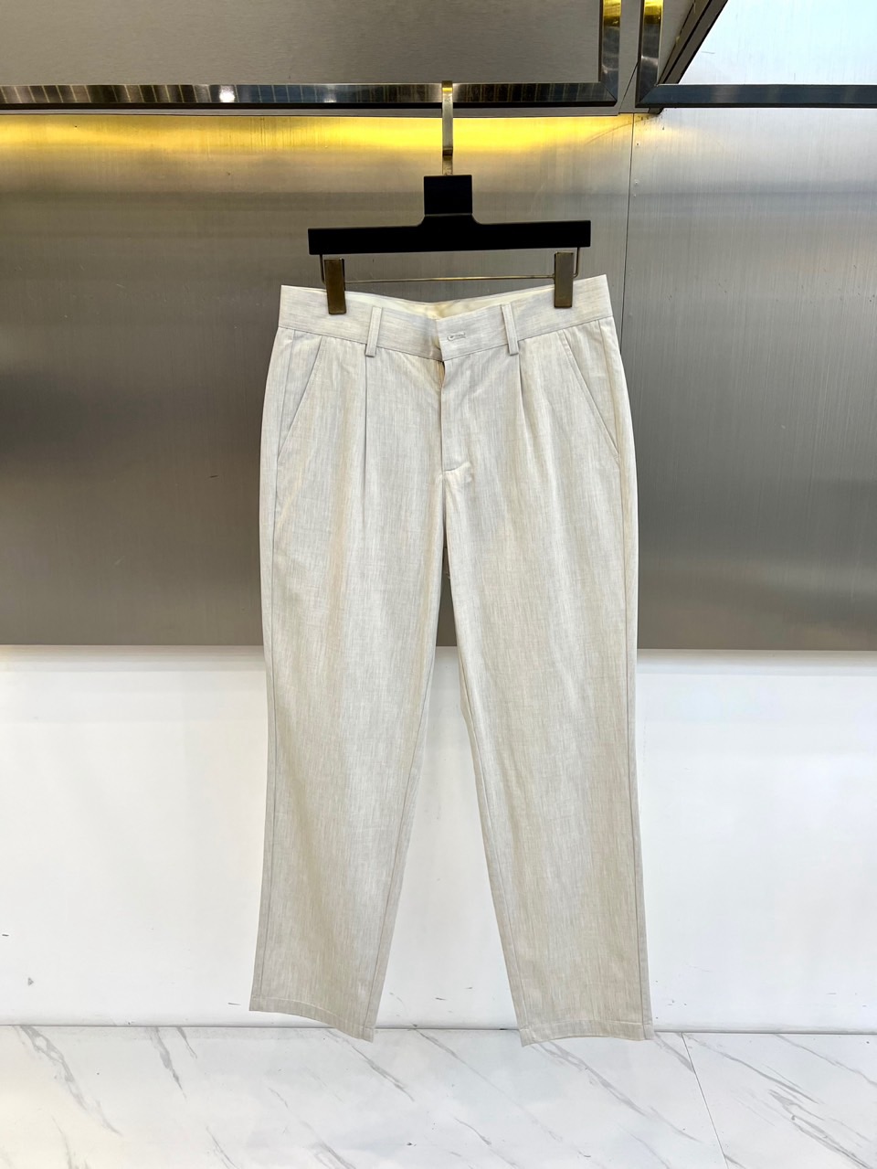 Loro Piana诺悠翩雅、2026春夏新品休闲裤，以极简剪裁邂逅意式高级感。肌理面料自带天然垂坠与微