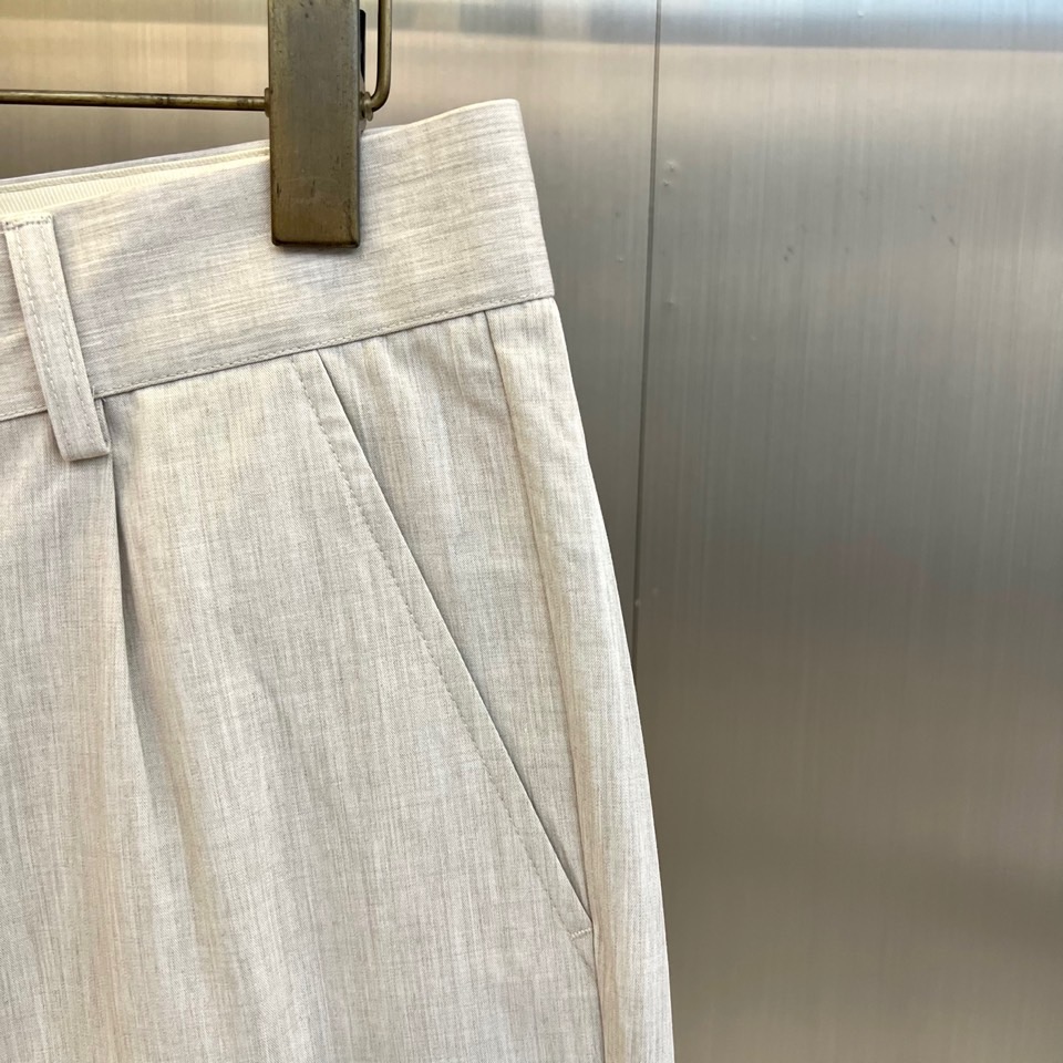 Loro Piana诺悠翩雅、2026春夏新品休闲裤，以极简剪裁邂逅意式高级感。肌理面料自带天然垂坠与微