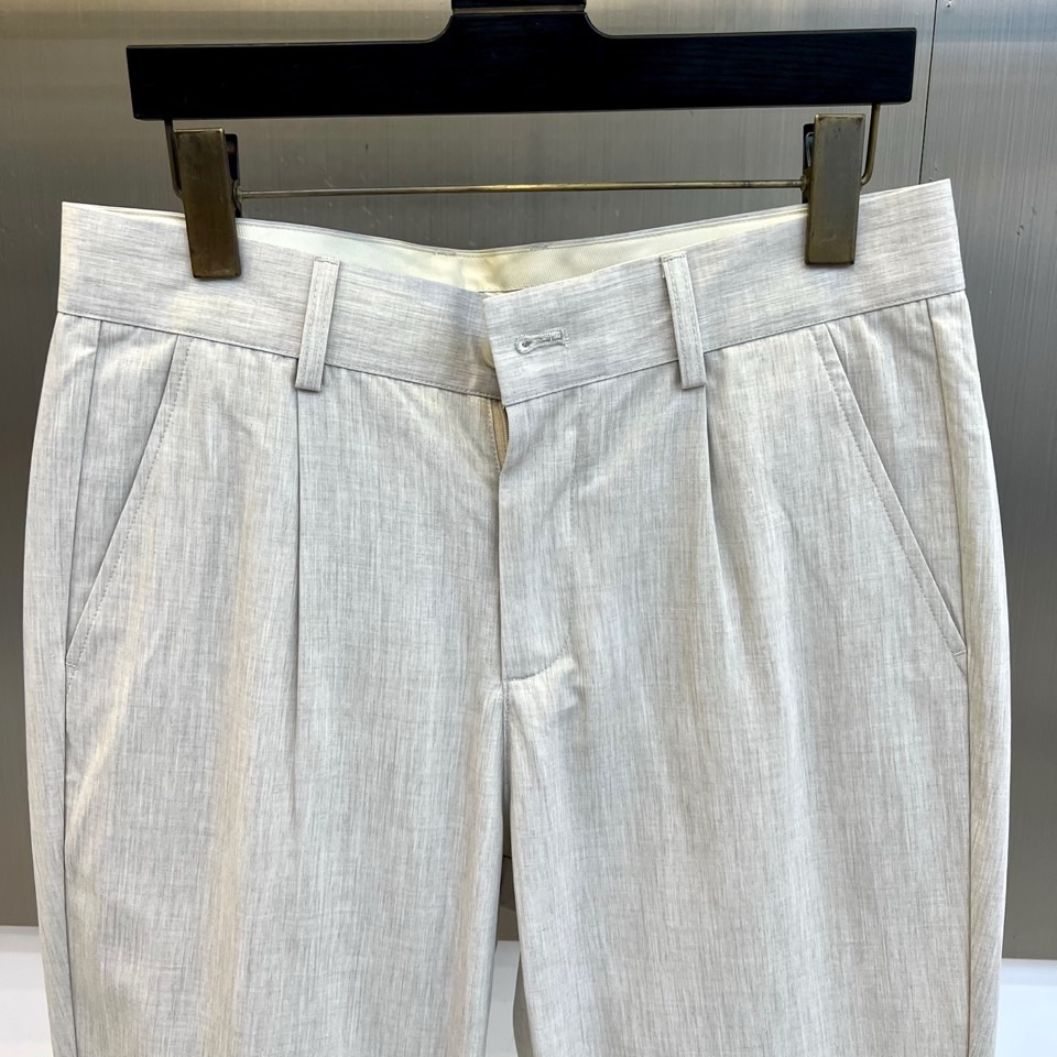 Loro Piana诺悠翩雅、2026春夏新品休闲裤，以极简剪裁邂逅意式高级感。肌理面料自带天然垂坠与微