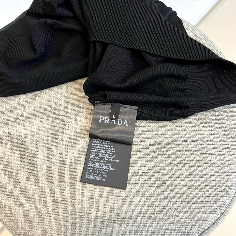 Prad普拉达、2026春夏新品短袖Polo衫，以极简廓形重塑经典运动风尚。短袖设计搭配挺括翻领，前襟半