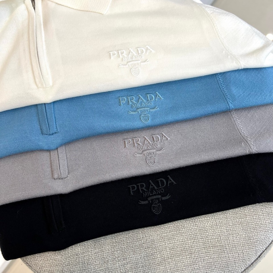 Prad普拉达、2026春夏新品短袖Polo衫，以极简廓形重塑经典运动风尚。短袖设计搭配挺括翻领，前襟半