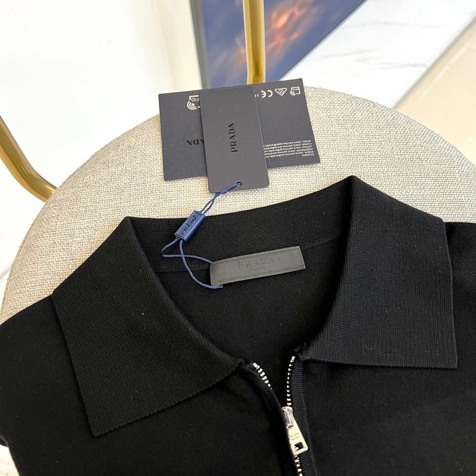Prad普拉达、2026春夏新品短袖Polo衫，以极简廓形重塑经典运动风尚。短袖设计搭配挺括翻领，前襟半