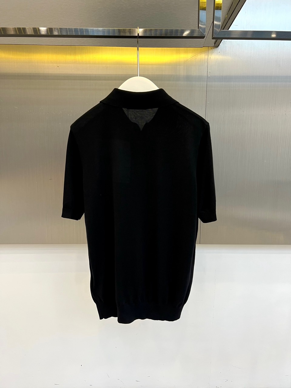 Prad普拉达、2026春夏新品短袖Polo衫，以极简廓形重塑经典运动风尚。短袖设计搭配挺括翻领，前襟半