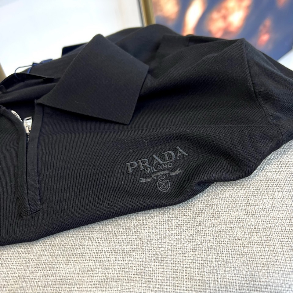 Prad普拉达、2026春夏新品短袖Polo衫，以极简廓形重塑经典运动风尚。短袖设计搭配挺括翻领，前襟半