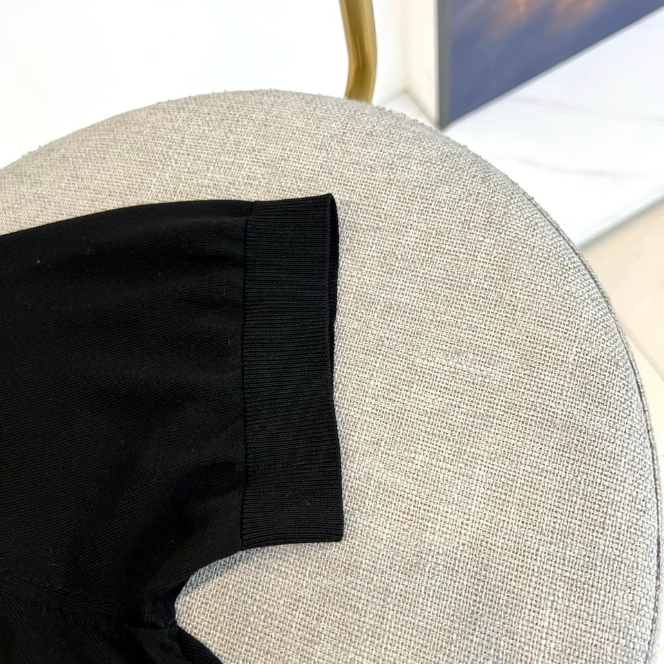 Prad普拉达、2026春夏新品短袖Polo衫，以极简廓形重塑经典运动风尚。短袖设计搭配挺括翻领，前襟半