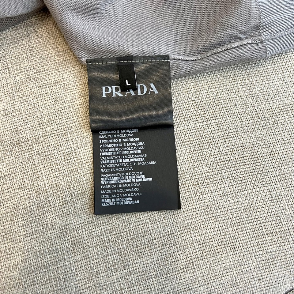 Prad普拉达、2026春夏新品短袖Polo衫，以极简廓形重塑经典运动风尚。短袖设计搭配挺括翻领，前襟半