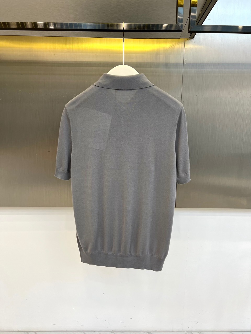 Prad普拉达、2026春夏新品短袖Polo衫，以极简廓形重塑经典运动风尚。短袖设计搭配挺括翻领，前襟半