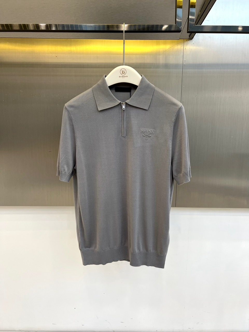 Prad普拉达、2026春夏新品短袖Polo衫，以极简廓形重塑经典运动风尚。短袖设计搭配挺括翻领，前襟半