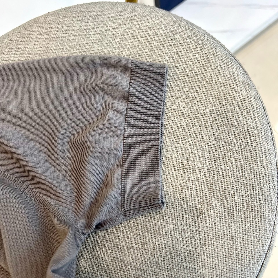 Prad普拉达、2026春夏新品短袖Polo衫，以极简廓形重塑经典运动风尚。短袖设计搭配挺括翻领，前襟半