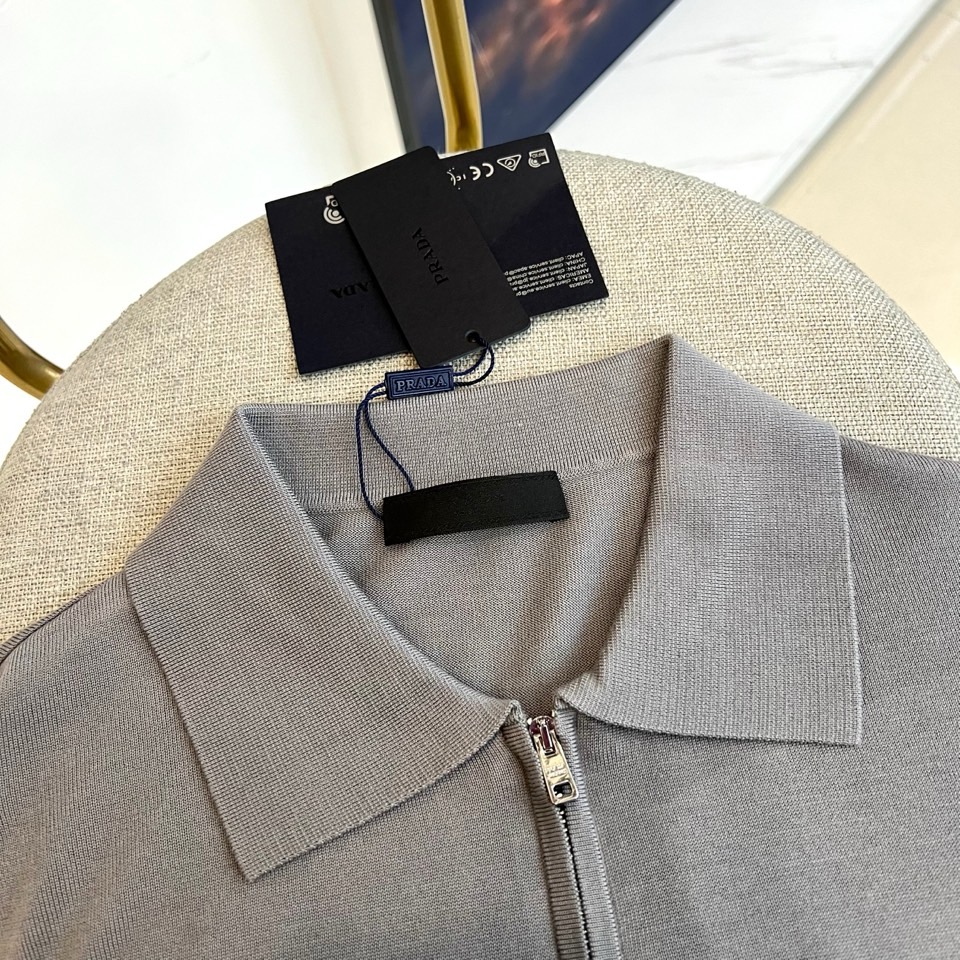 Prad普拉达、2026春夏新品短袖Polo衫，以极简廓形重塑经典运动风尚。短袖设计搭配挺括翻领，前襟半