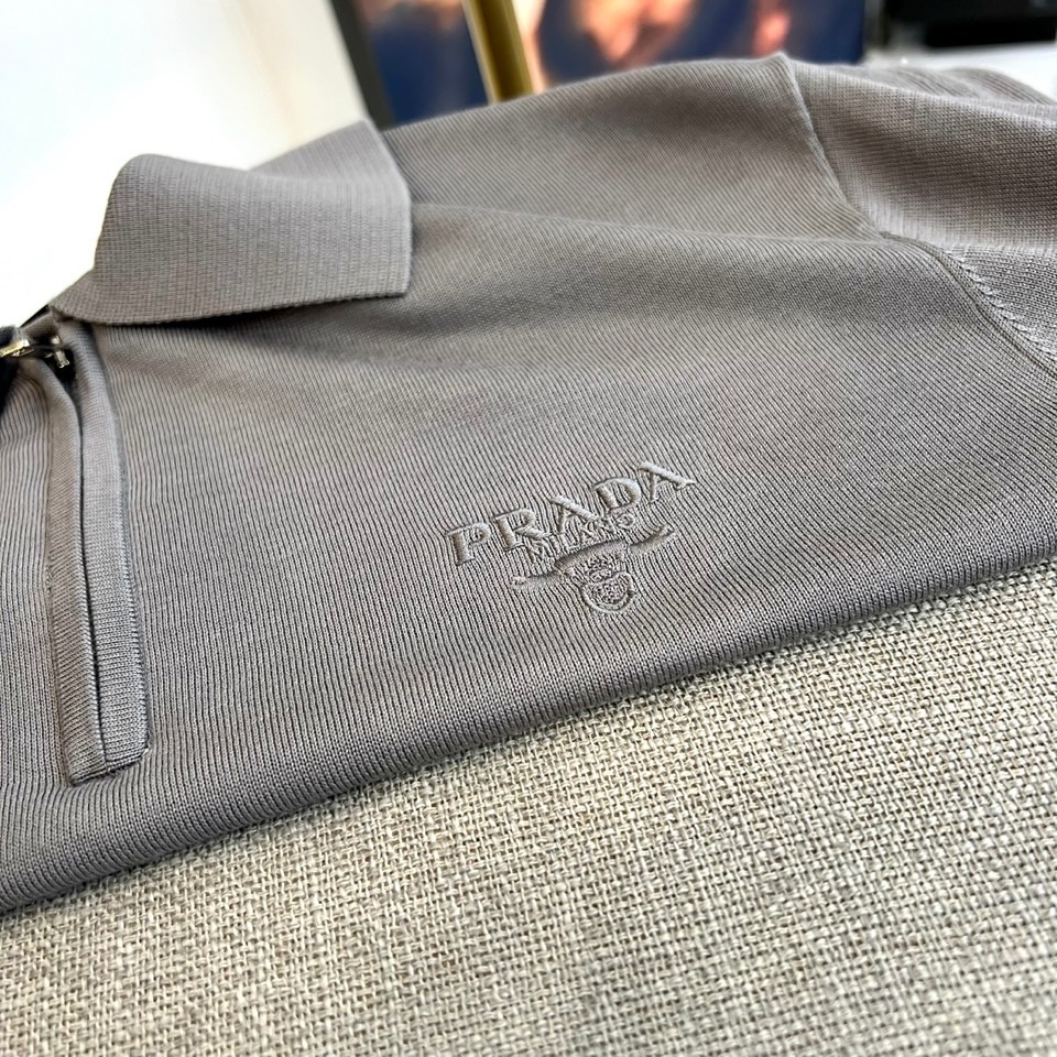 Prad普拉达、2026春夏新品短袖Polo衫，以极简廓形重塑经典运动风尚。短袖设计搭配挺括翻领，前襟半