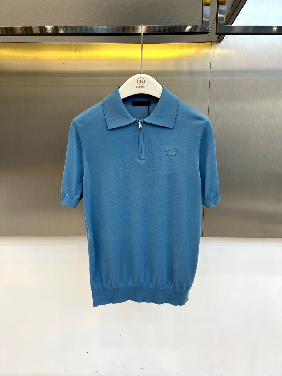 Prad普拉达、2026春夏新品短袖Polo衫，以极简廓形重塑经典运动风尚。短袖设计搭配挺括翻领，前襟半