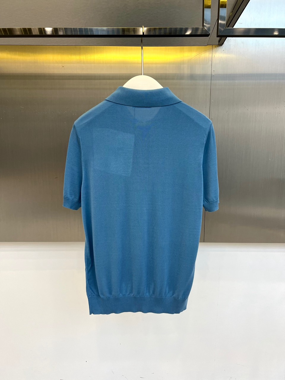 Prad普拉达、2026春夏新品短袖Polo衫，以极简廓形重塑经典运动风尚。短袖设计搭配挺括翻领，前襟半