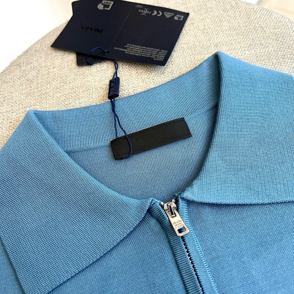 Prad普拉达、2026春夏新品短袖Polo衫，以极简廓形重塑经典运动风尚。短袖设计搭配挺括翻领，前襟半