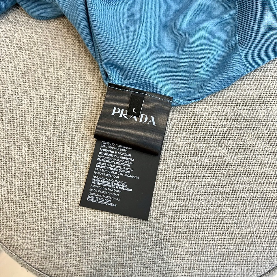 Prad普拉达、2026春夏新品短袖Polo衫，以极简廓形重塑经典运动风尚。短袖设计搭配挺括翻领，前襟半