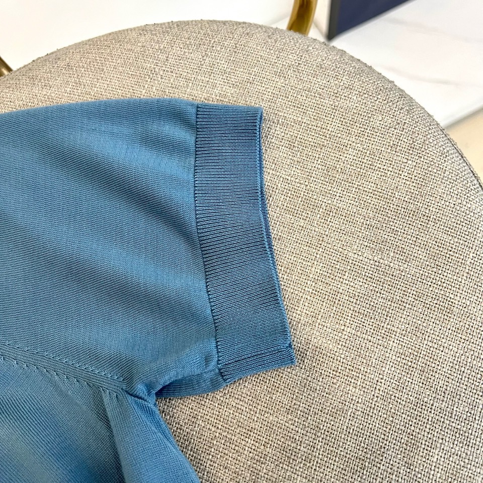 Prad普拉达、2026春夏新品短袖Polo衫，以极简廓形重塑经典运动风尚。短袖设计搭配挺括翻领，前襟半