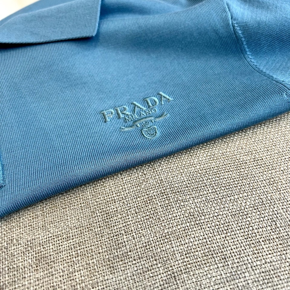 Prad普拉达、2026春夏新品短袖Polo衫，以极简廓形重塑经典运动风尚。短袖设计搭配挺括翻领，前襟半