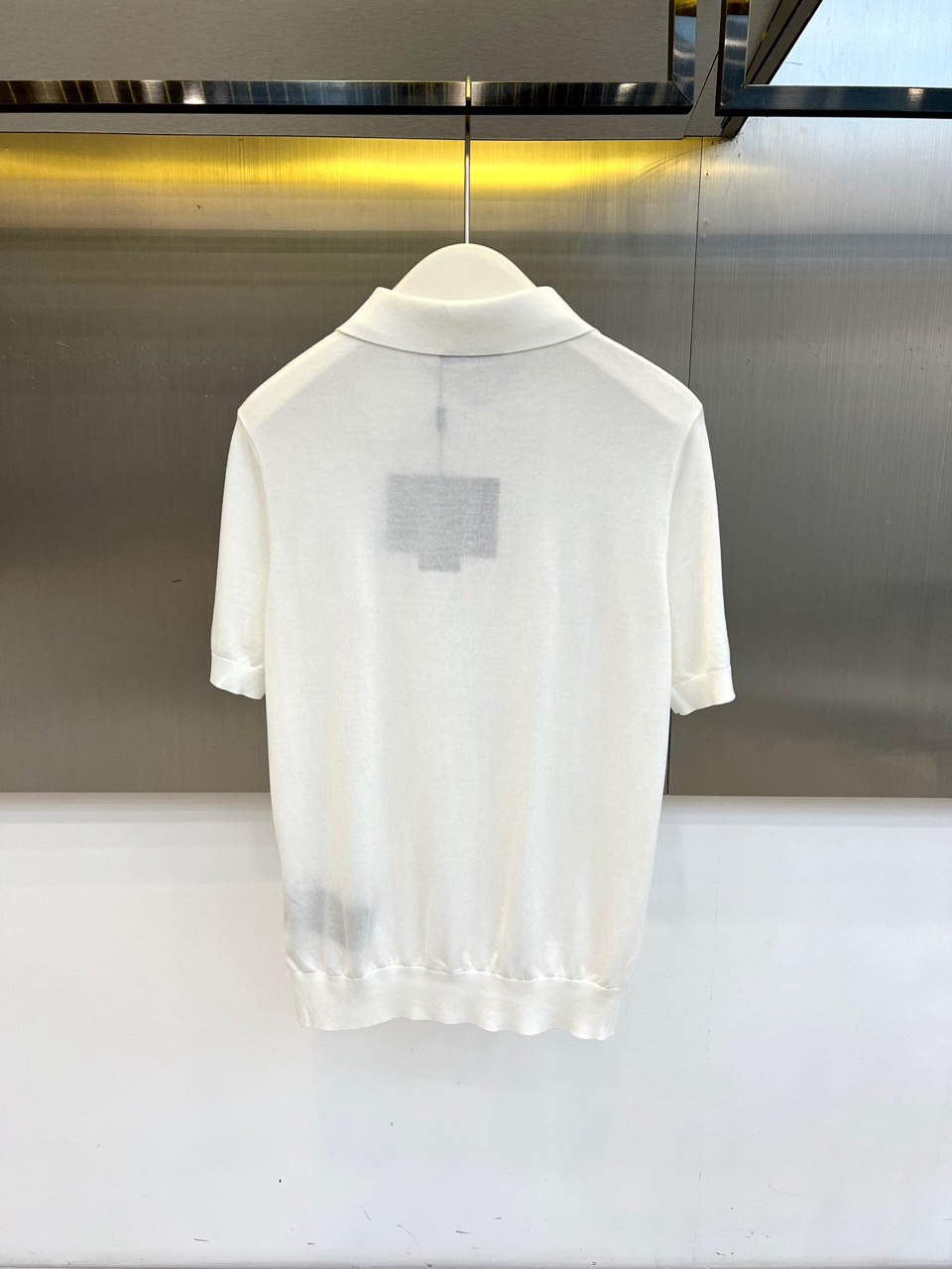 Prad普拉达、2026春夏新品短袖Polo衫，以极简廓形重塑经典运动风尚。短袖设计搭配挺括翻领，前襟半