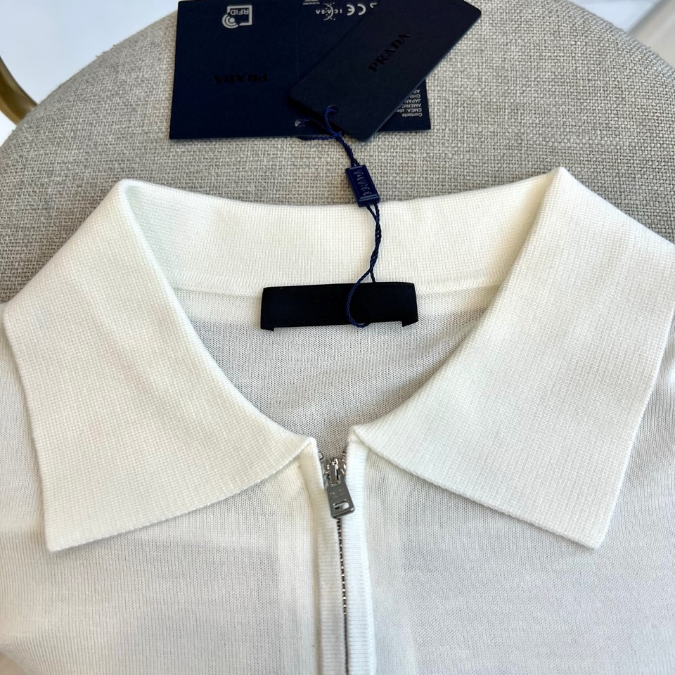 Prad普拉达、2026春夏新品短袖Polo衫，以极简廓形重塑经典运动风尚。短袖设计搭配挺括翻领，前襟半