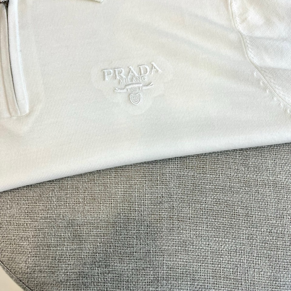 Prad普拉达、2026春夏新品短袖Polo衫，以极简廓形重塑经典运动风尚。短袖设计搭配挺括翻领，前襟半