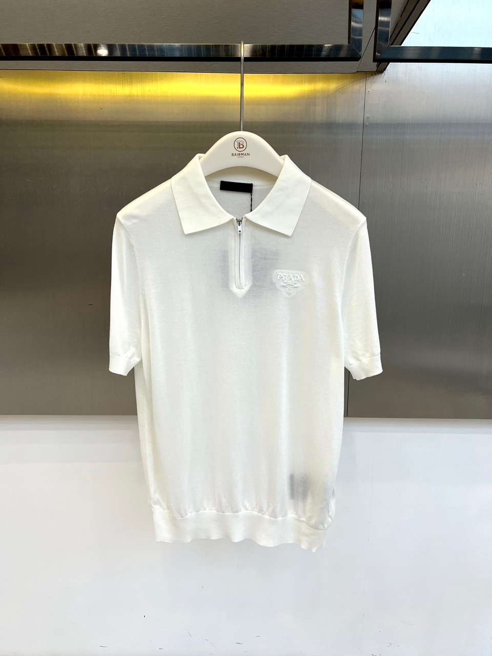 Prad普拉达、2026春夏新品短袖Polo衫，以极简廓形重塑经典运动风尚。短袖设计搭配挺括翻领，前襟半