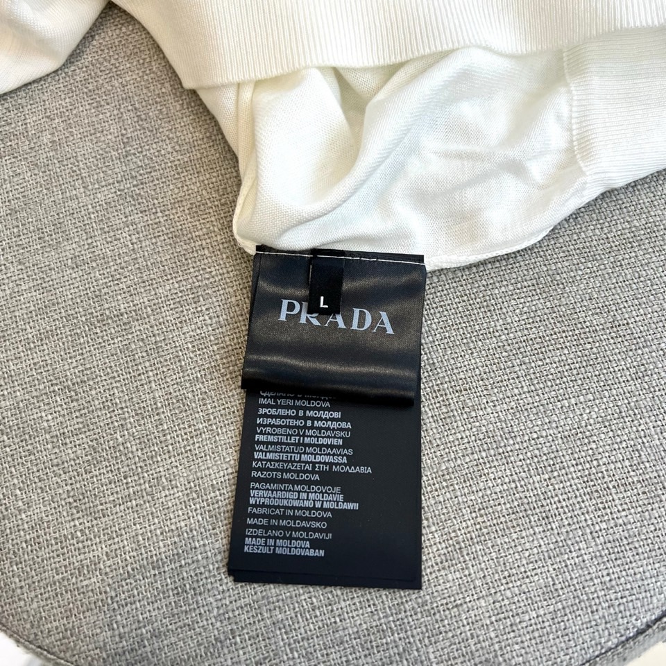 Prad普拉达、2026春夏新品短袖Polo衫，以极简廓形重塑经典运动风尚。短袖设计搭配挺括翻领，前襟半