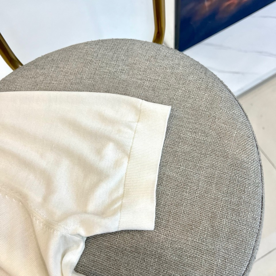 Prad普拉达、2026春夏新品短袖Polo衫，以极简廓形重塑经典运动风尚。短袖设计搭配挺括翻领，前襟半