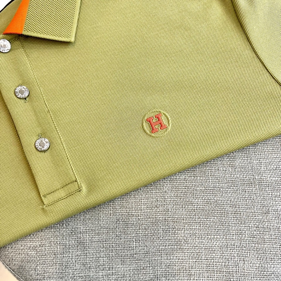 H爱马仕、2026春夏新品短袖POLO衫，以100%纯棉面料打造，亲肤透气，适配春夏季节穿着需求。经典翻