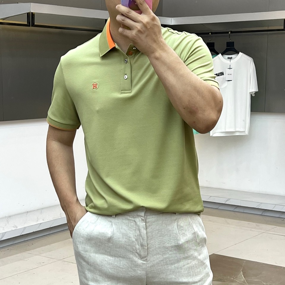 H爱马仕、2026春夏新品短袖POLO衫，以100%纯棉面料打造，亲肤透气，适配春夏季节穿着需求。经典翻