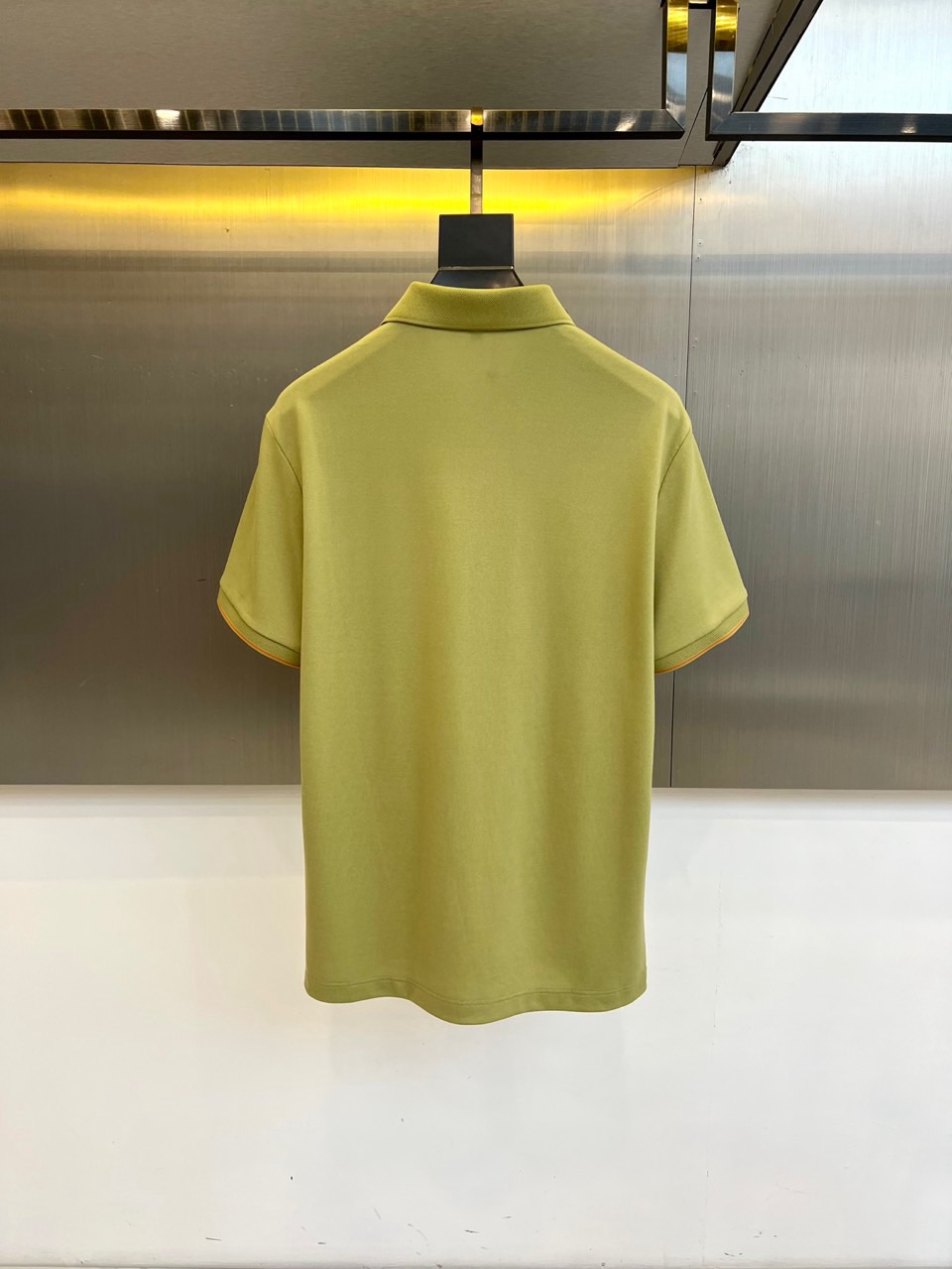 H爱马仕、2026春夏新品短袖POLO衫，以100%纯棉面料打造，亲肤透气，适配春夏季节穿着需求。经典翻