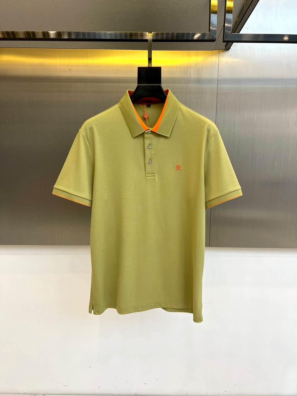 H爱马仕、2026春夏新品短袖POLO衫，以100%纯棉面料打造，亲肤透气，适配春夏季节穿着需求。经典翻