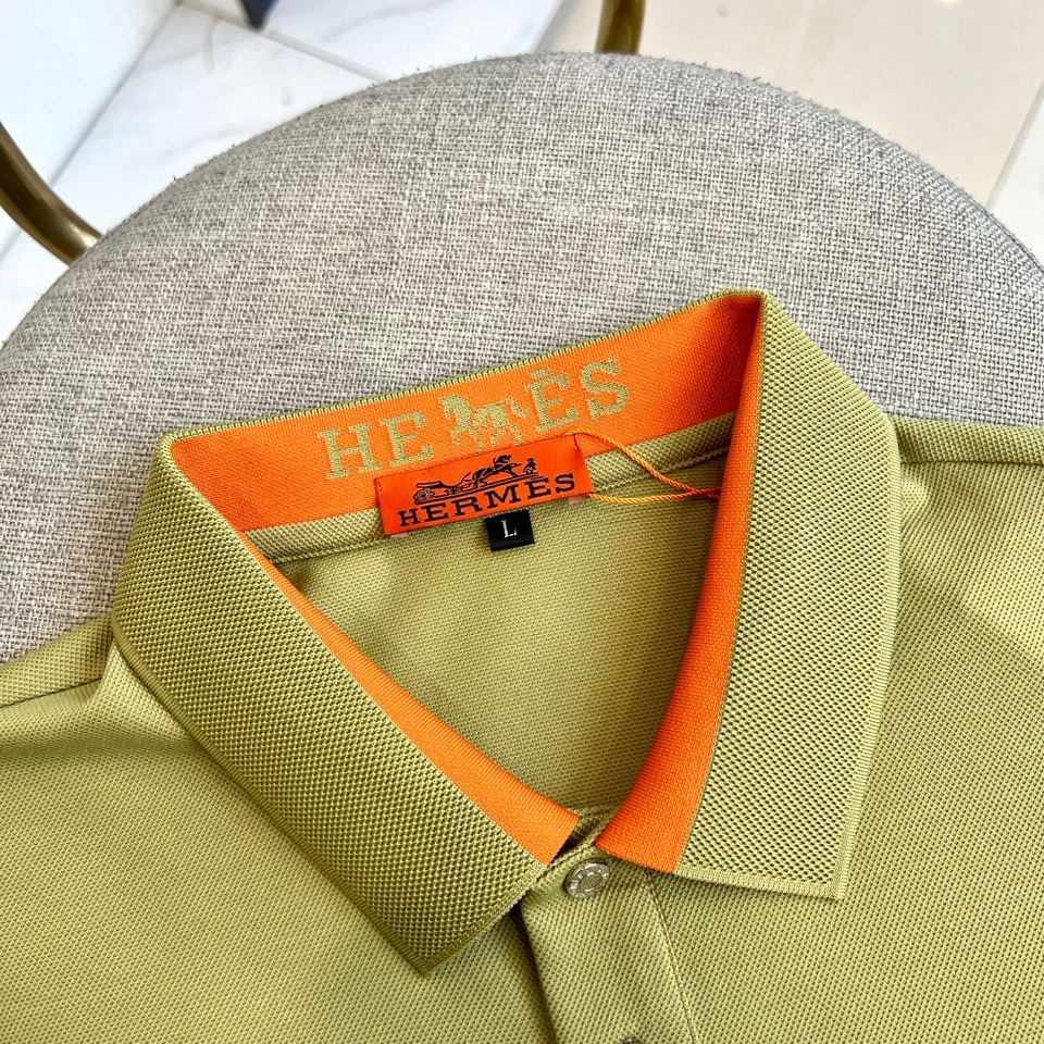 H爱马仕、2026春夏新品短袖POLO衫，以100%纯棉面料打造，亲肤透气，适配春夏季节穿着需求。经典翻