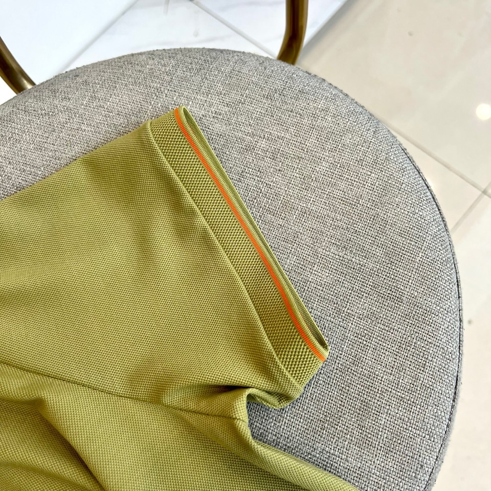 H爱马仕、2026春夏新品短袖POLO衫，以100%纯棉面料打造，亲肤透气，适配春夏季节穿着需求。经典翻