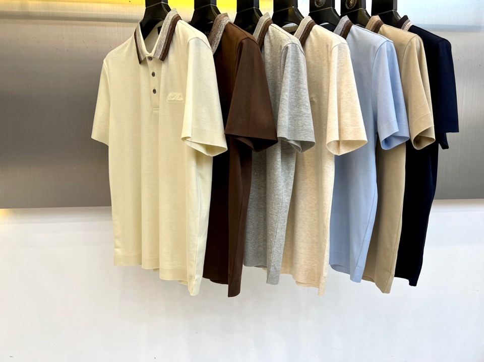 Loro Piana诺悠翩雅、2026春夏新品短袖PoLo衫，以利落短袖剪裁搭配撞色条纹翻领，经典PoL