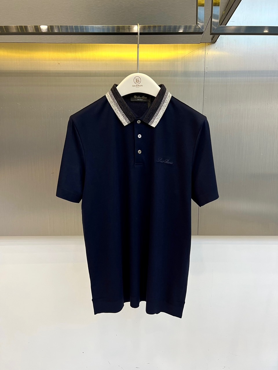 Loro Piana诺悠翩雅、2026春夏新品短袖PoLo衫，以利落短袖剪裁搭配撞色条纹翻领，经典PoL