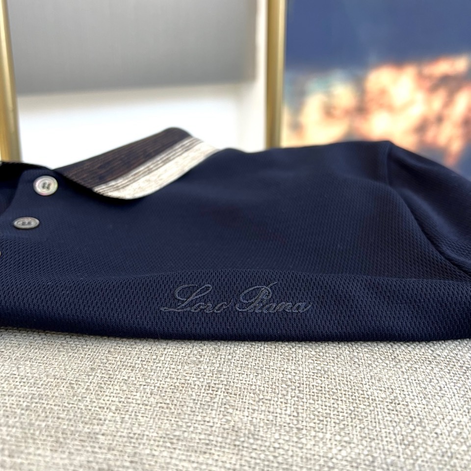 Loro Piana诺悠翩雅、2026春夏新品短袖PoLo衫，以利落短袖剪裁搭配撞色条纹翻领，经典PoL