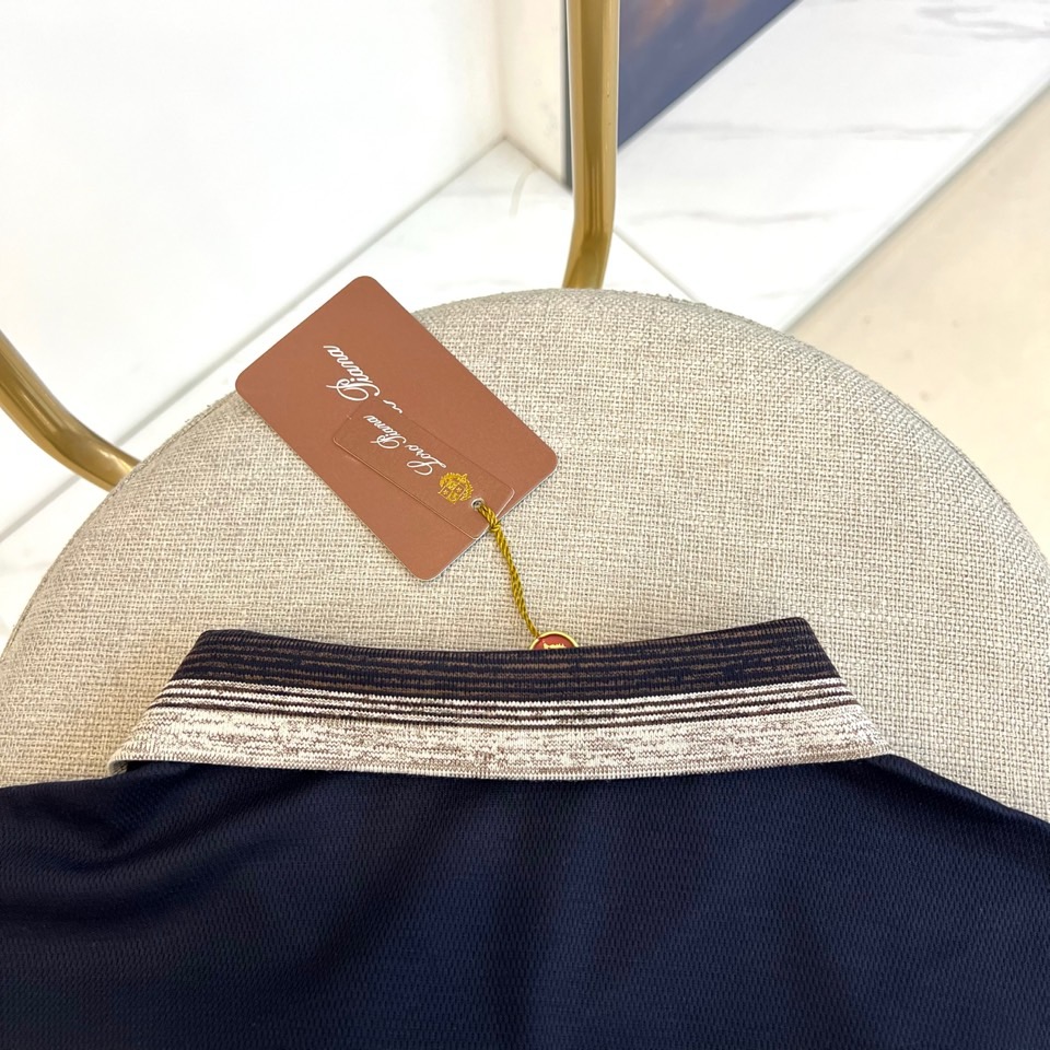 Loro Piana诺悠翩雅、2026春夏新品短袖PoLo衫，以利落短袖剪裁搭配撞色条纹翻领，经典PoL