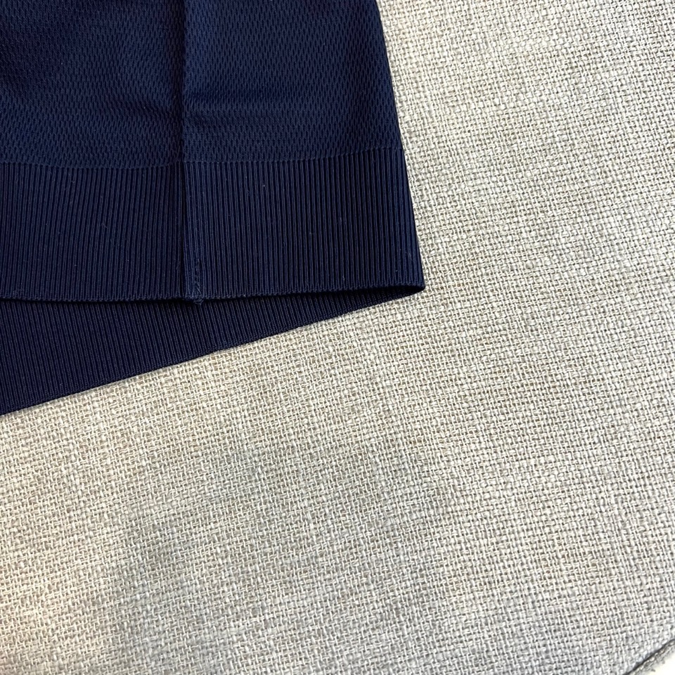 Loro Piana诺悠翩雅、2026春夏新品短袖PoLo衫，以利落短袖剪裁搭配撞色条纹翻领，经典PoL