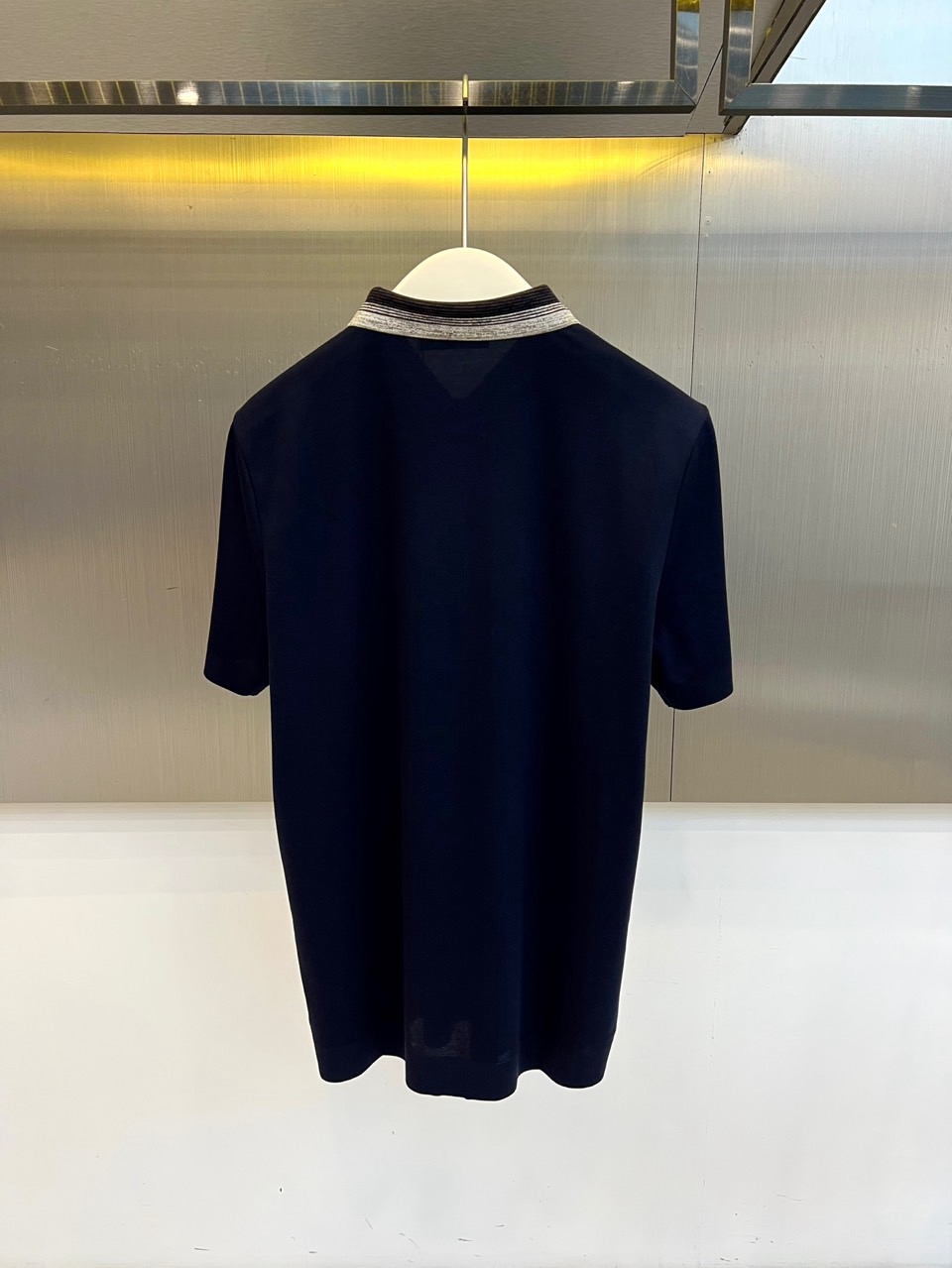 Loro Piana诺悠翩雅、2026春夏新品短袖PoLo衫，以利落短袖剪裁搭配撞色条纹翻领，经典PoL