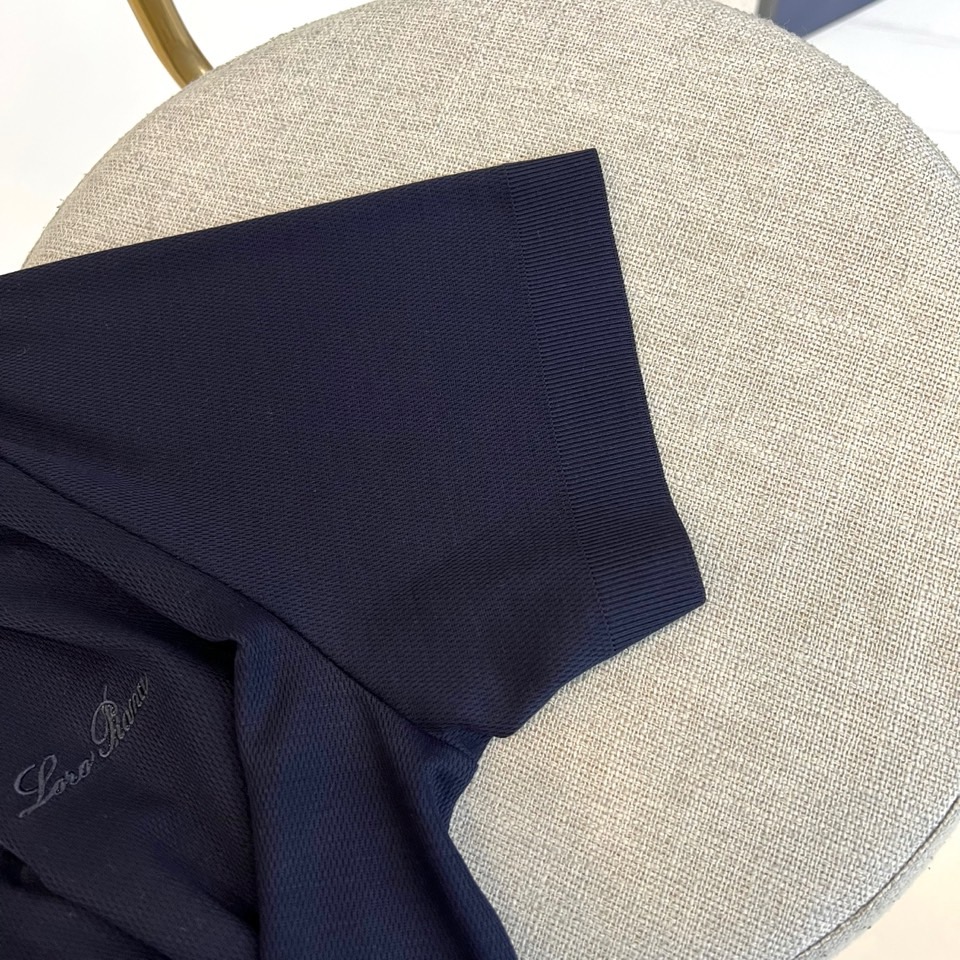 Loro Piana诺悠翩雅、2026春夏新品短袖PoLo衫，以利落短袖剪裁搭配撞色条纹翻领，经典PoL